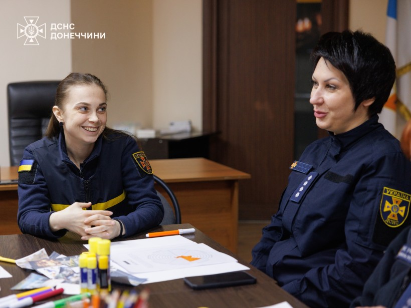 Психолог проводить вправу з рятувальницею