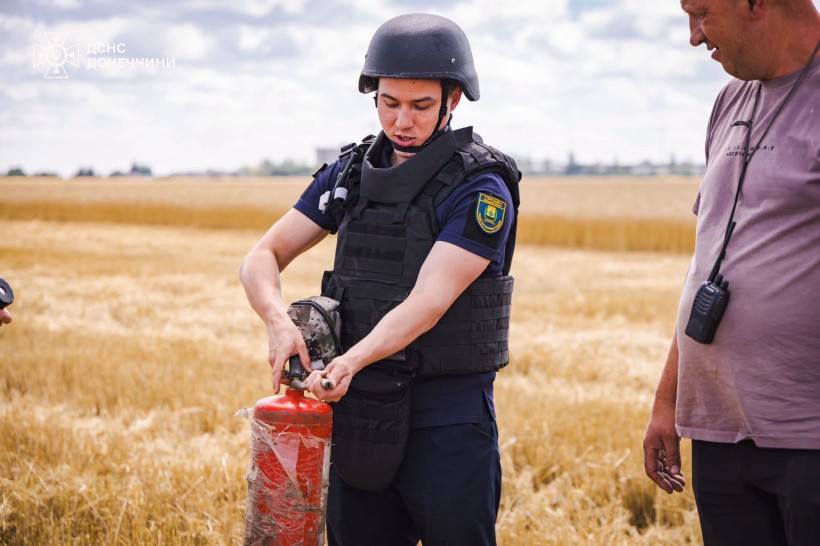Офіцер-рятувальник показує аграріям, як працювати з вогнегасником