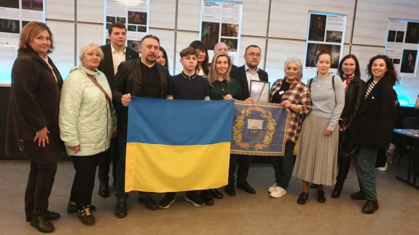 Театральна трупа з прапором України та гербом Маріуполя