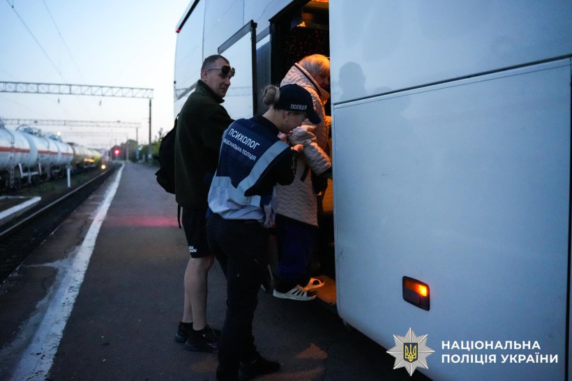 Представники служб зустрічають евакуйованих донеччан