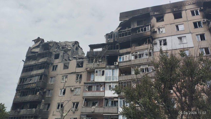 Зруйнована верхівка багатоповерхового будинку після ворожого обстрілу