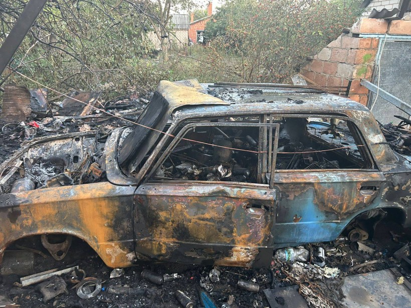 Обгорілий автомобіль на подвір'ї після ворожого удару