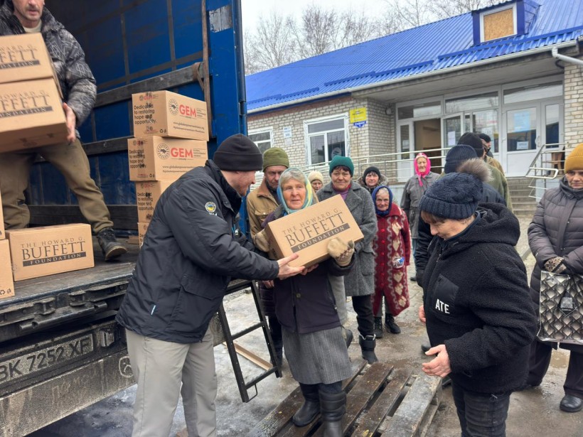 Представники Благодійної організації Благодійного фонду «GLOBAL EMPOWERMENT MISSION» GEM на постійній основі забезпечують мешканців Донеччини продуктовими наборами та питною водою, самостійно доставляючи допомогу у найвіддаленіші куточки області