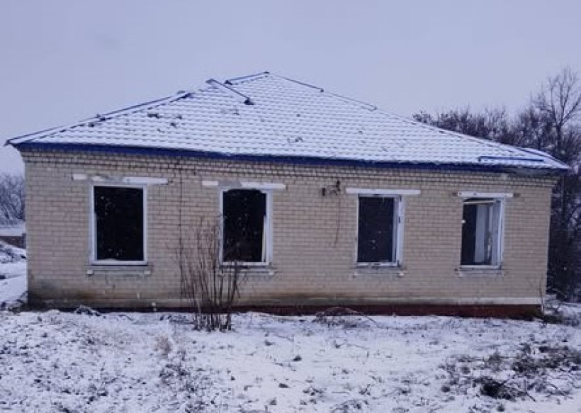 Зруйнований будинок після ворожого обстрілу