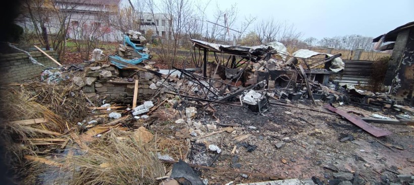 Подвір'я житлового будинку, зруйноване атакою окупантів