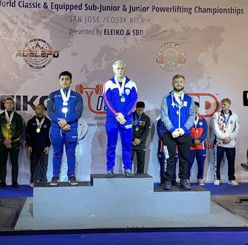 Український спортсмен на п'єдесталі по закінченню змагань