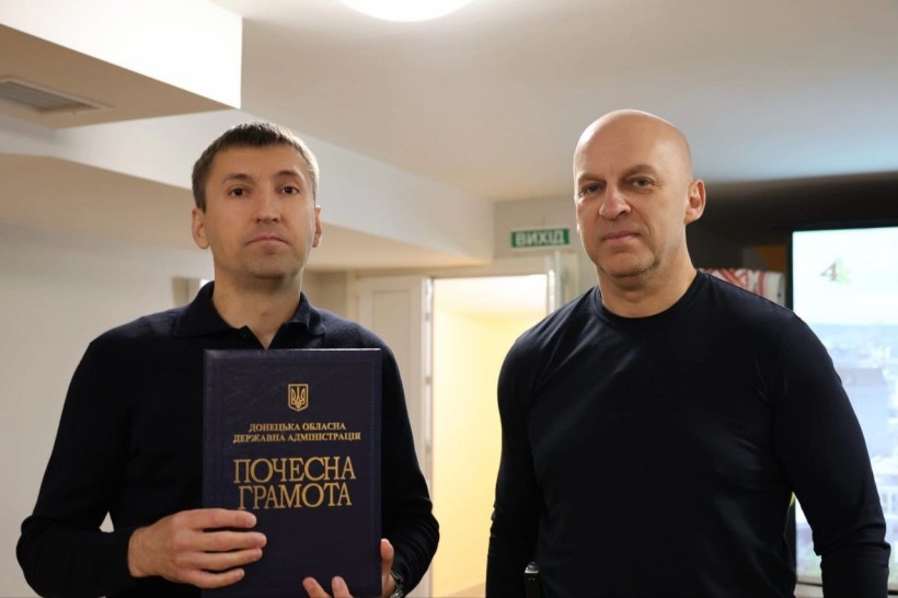 Вадим Філашкін вручає подяку