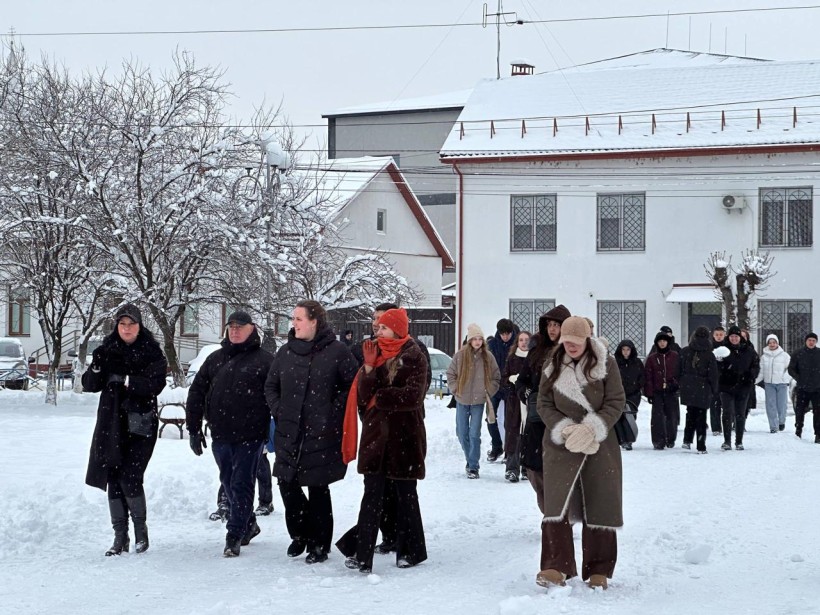 Прогулянка містом.
Представники громад ідуть по снігу