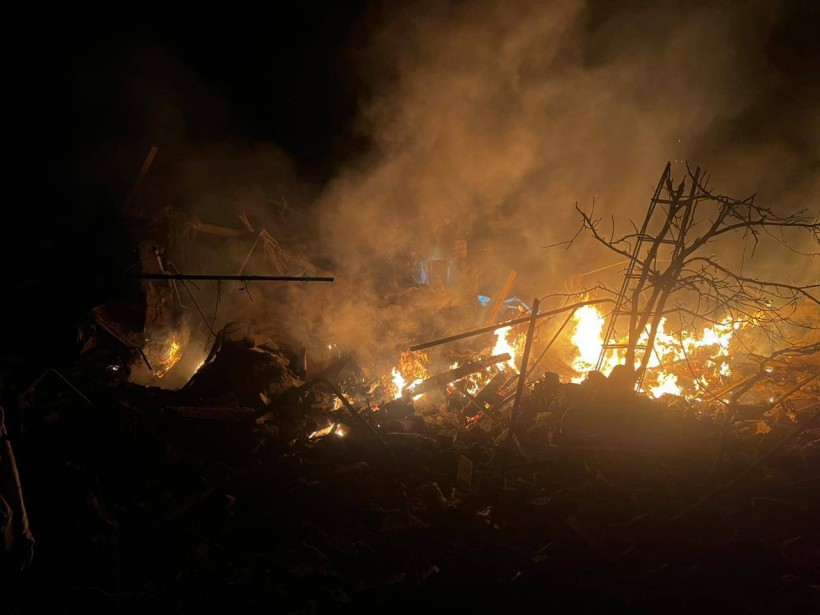 Зруйнований будинок та пожежа на місці обстрілу