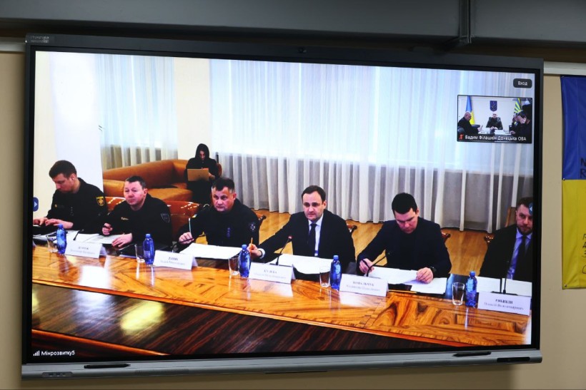 Олексій Кулеба головує під час засідання комісії