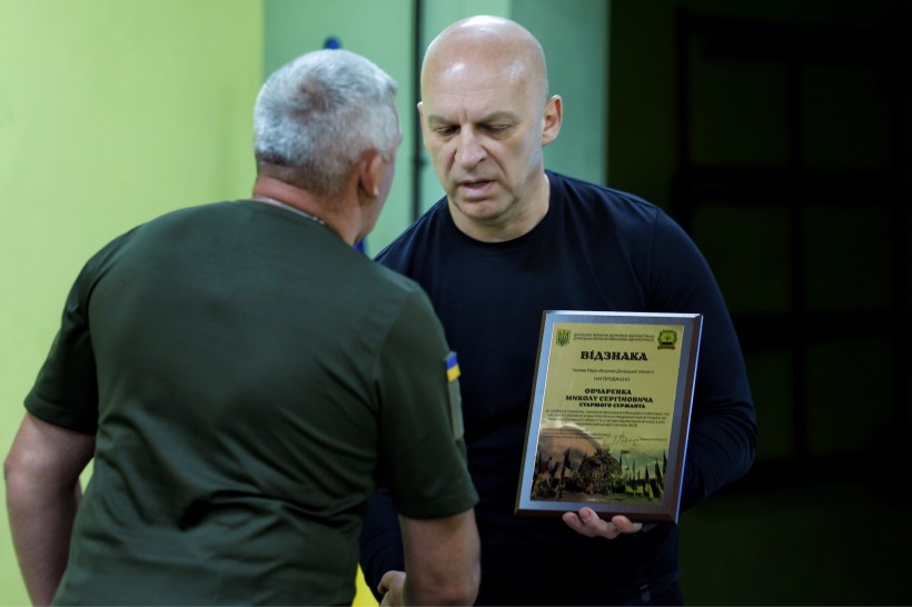 Вадим Філашкін вручає відзнаку захиснику Донеччини.