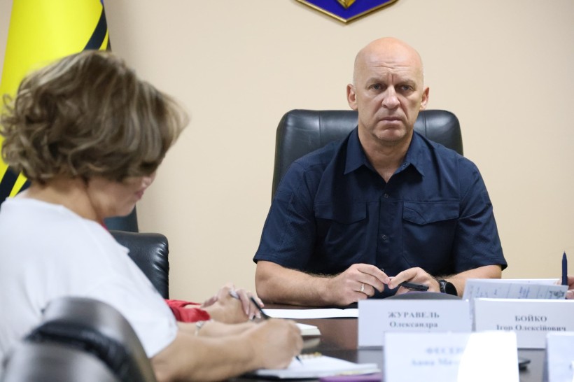 Вадим Філашкін головує під час засідання Донецької ОДА
