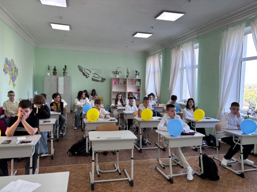 Учні Донеччини під час Першого уроку "Мова гідності - мова нескорених"
