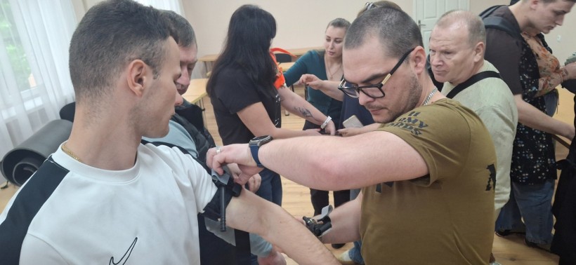 Студенти та викладачі Маріупольских коледжів під час практичних майстер-класів з надання першої домедичної допомоги