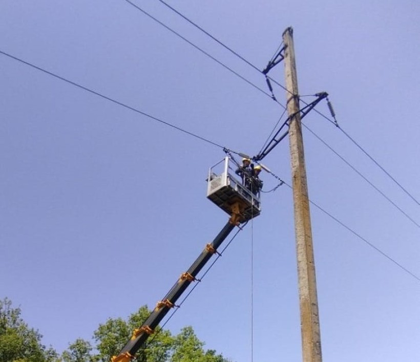 Фахівці ДТЕК ремонтують пошкоджену ворожим обстрілом електроопору.