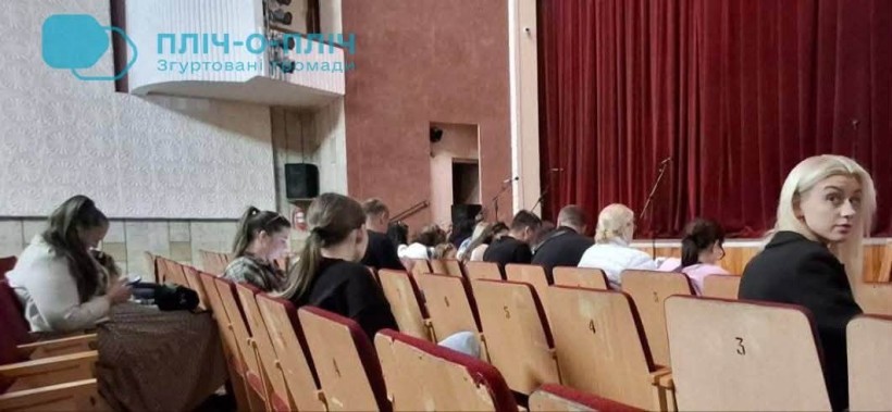 Глядачі в залі чекають на виставу
