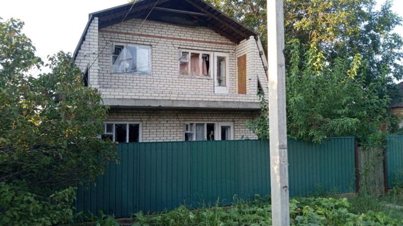 Пошкоджений двоповерховий будинок після ворожого обстрілу