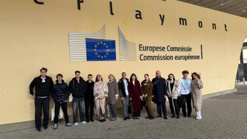 Делегація  представників молоді з Фастова Київської області, Бердянська Запорізької області, Чугуєва Харківської області та Микільського Донецької області, спільне фото.