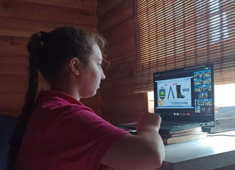 Школярка бере онлайн участь в Уроці незламності «Україна на сучасній карті світу».