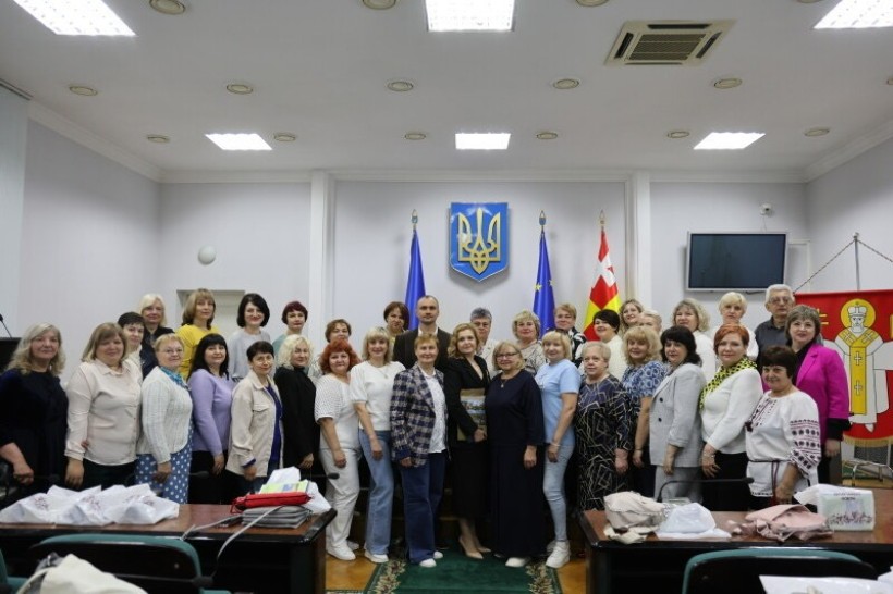 Групове фото учасників Координаційної ради з питань дошкільної освіти в залі з державними прапорами України та Волині