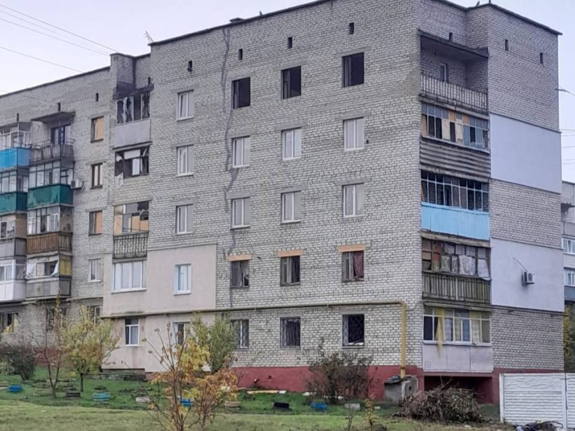 Багатоквартирний будинок, в якому вилетіли вікна через ворожий удар