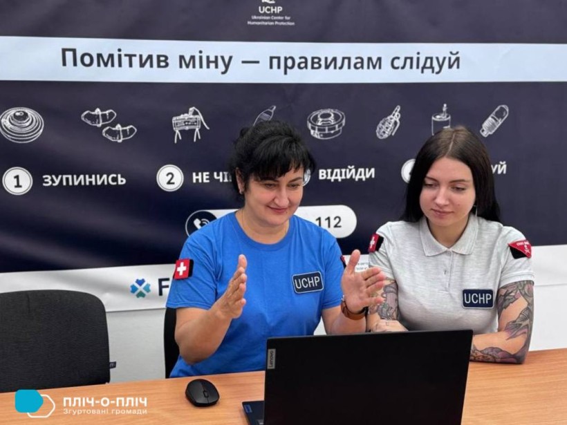 Онлайн-тренінг,про мінну безпеку. Фахівці  сидять біля монітора та повторюють рухи руками.