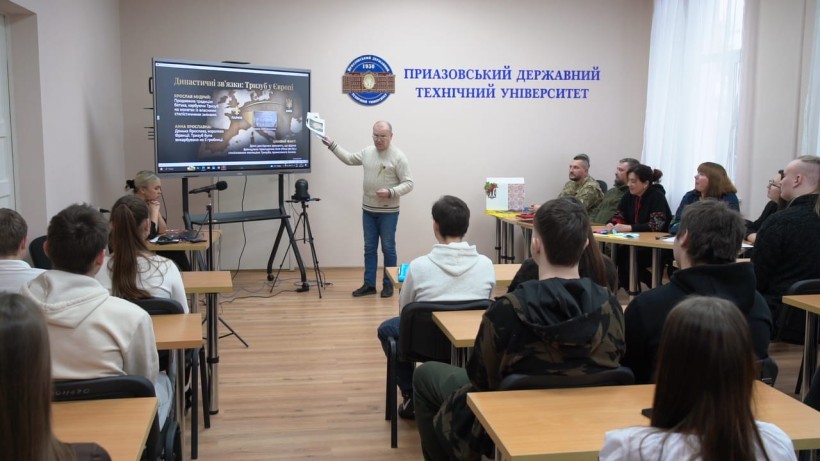 Учасники обласного урочистого заходу,  присвяченого Дню Державного Герба України