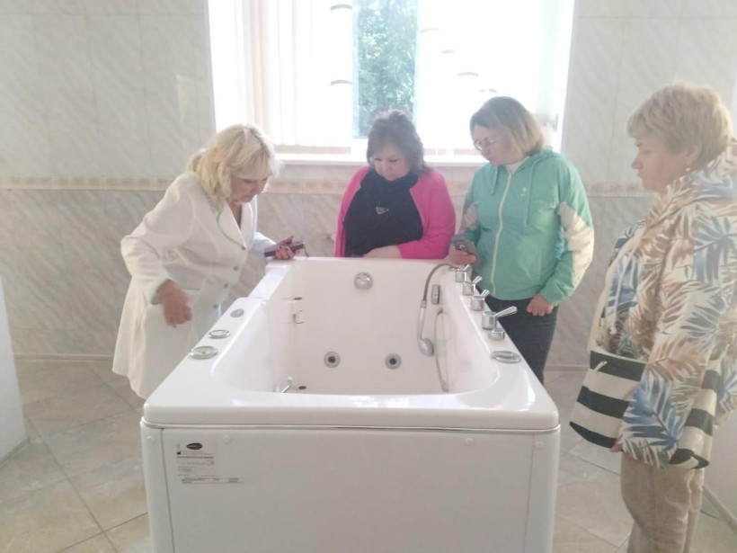 Лікар закладу демонструє ванну для реабілітаційних процедур