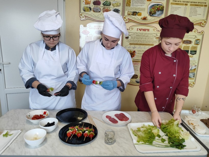 Учні Торецького професійного ліцею готують страви під час проходження виробничої практики