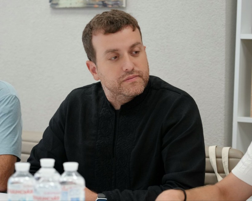 Маршал Маєр сидить за столом
