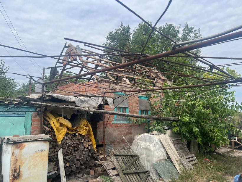Зруйнована покрівля будинку та двір після ворожого обстрілу