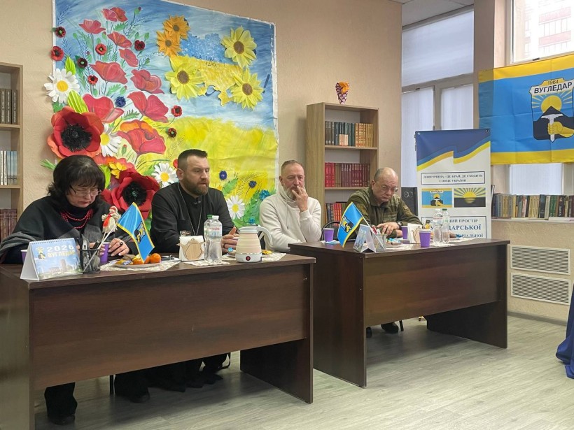 Андрій Карпенко —  начальник служби військового капеланства Центрального управління Національної гвардії України, підполковник та начальник відділу з питань ветеранської політики Вугледарської міської військової адміністрації Олександр Нікольський на зустрічі у хабі.