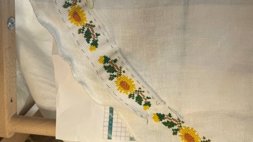 Традиційний візерунок в жовто-зелених кольорах крупним планом