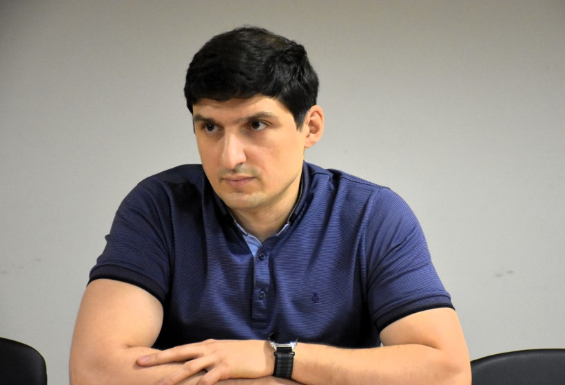 Семен Паніотов сидить за столом