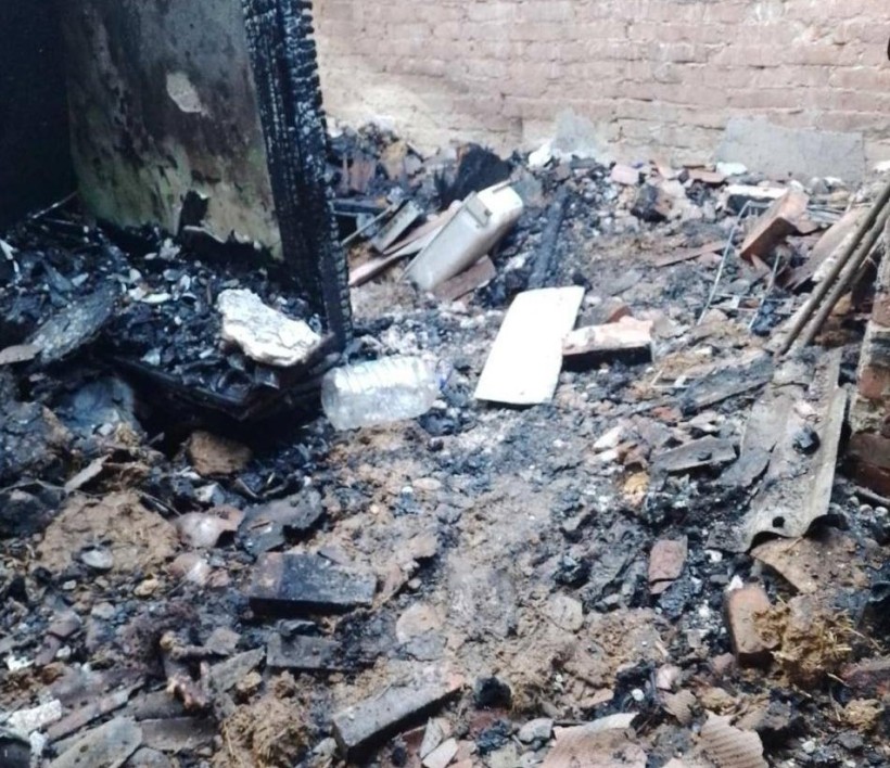 Зруйнований та обгорілий будинок після ворожого обстрілу