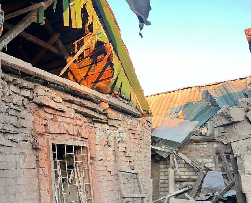Зруйнований будинок після ворожого обстрілу