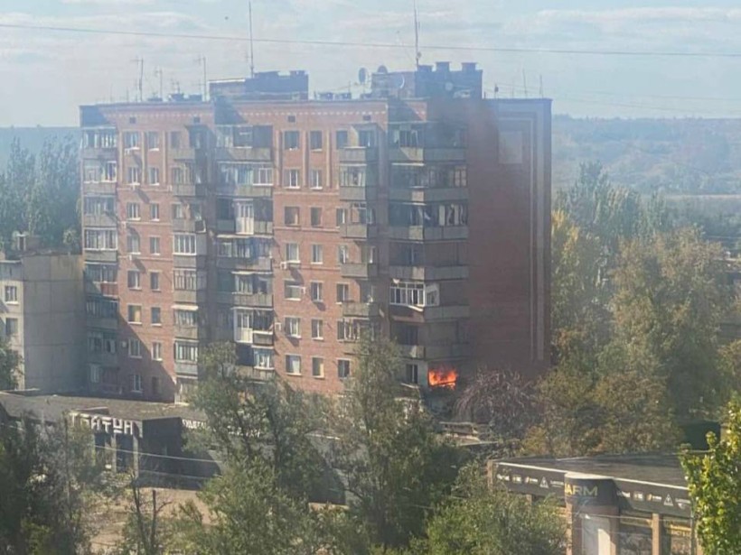 Пожежа у багатоповерховому будинку через ворожий обстріл