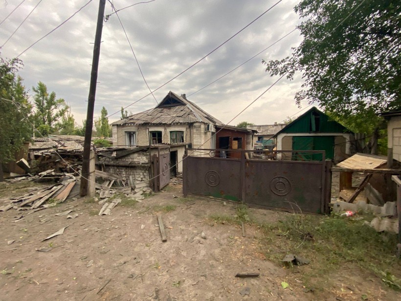 Пошкоджений будинок та гносподарські споруди