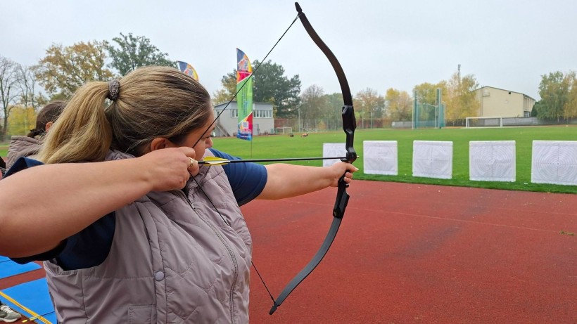 Ветерани та учасники обласних спортивних ігор "Степова міць" під час стрільби з лука