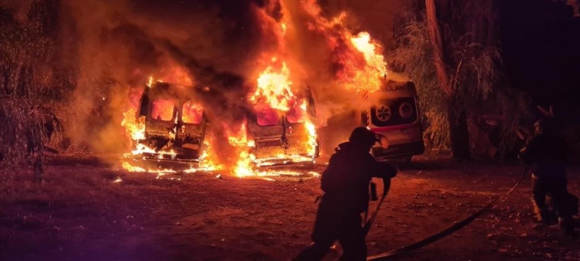 Пожежники гасять автотранспорт, який загорівся після ворожого обстрілу