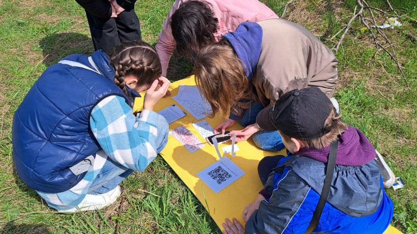 Діти Донеччини під час гри  на відкритій місцевості «У пошуках довгокрила»