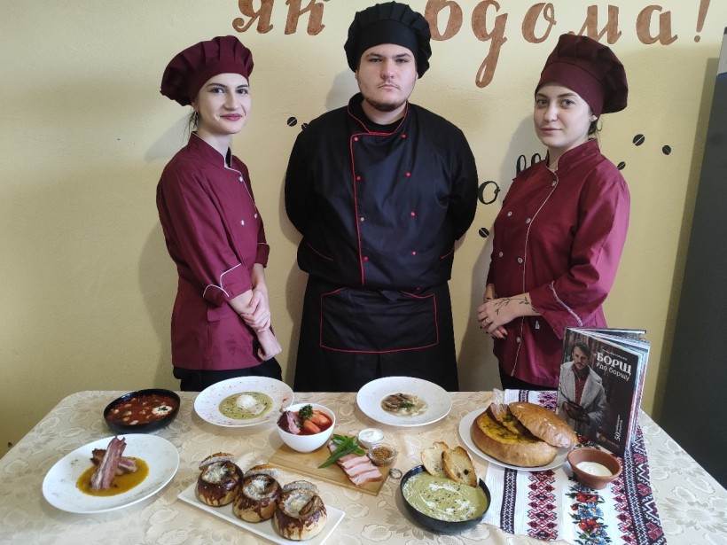 Учні Торецького професійного ліцею готують страви під час проходження виробничої практики