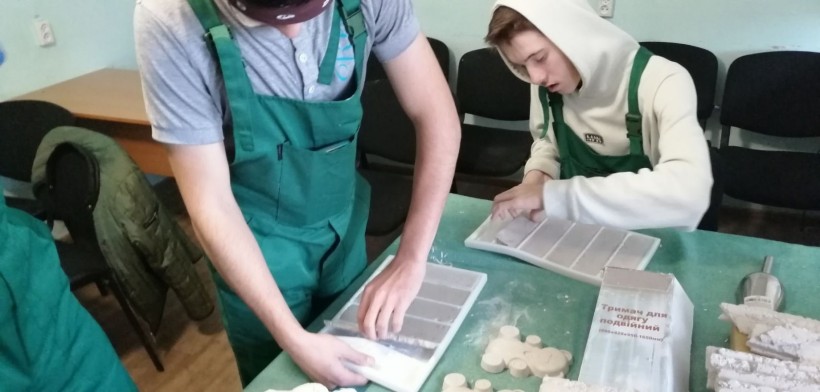 Майбутні маляри-штукатури, здобувачі освіти Торецького професійного ліцею, під час виробничої практики