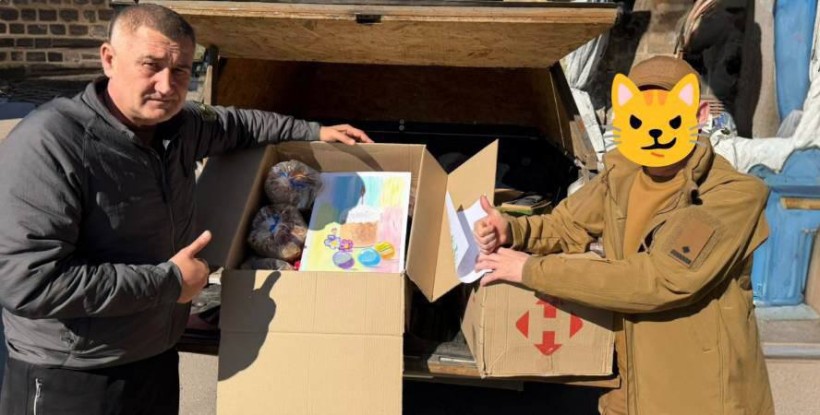 Начальник Сіверської міської військової адміністрації передає військовим пасхальні кошики від Оноківської громади