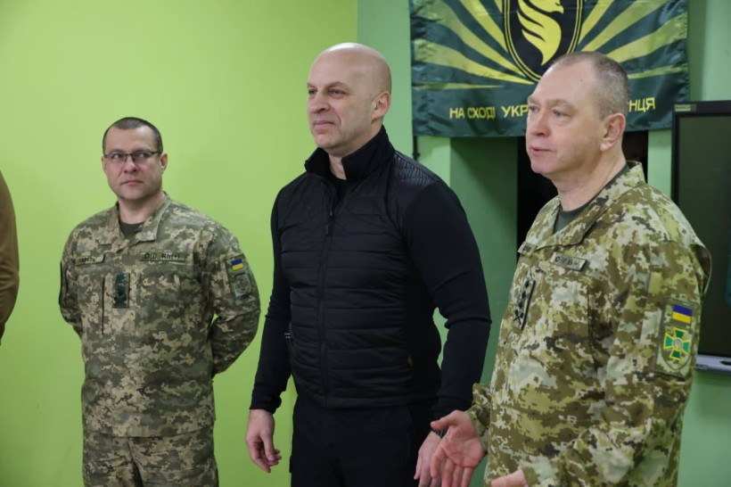 Вадим Філашкін та Сергій Дейнека нагороджує бійців ДПСУ