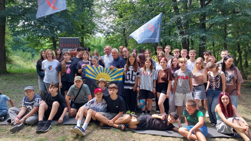 Спільне фото молоді Донеччини з ветераном ССО Віктором Ільчуном