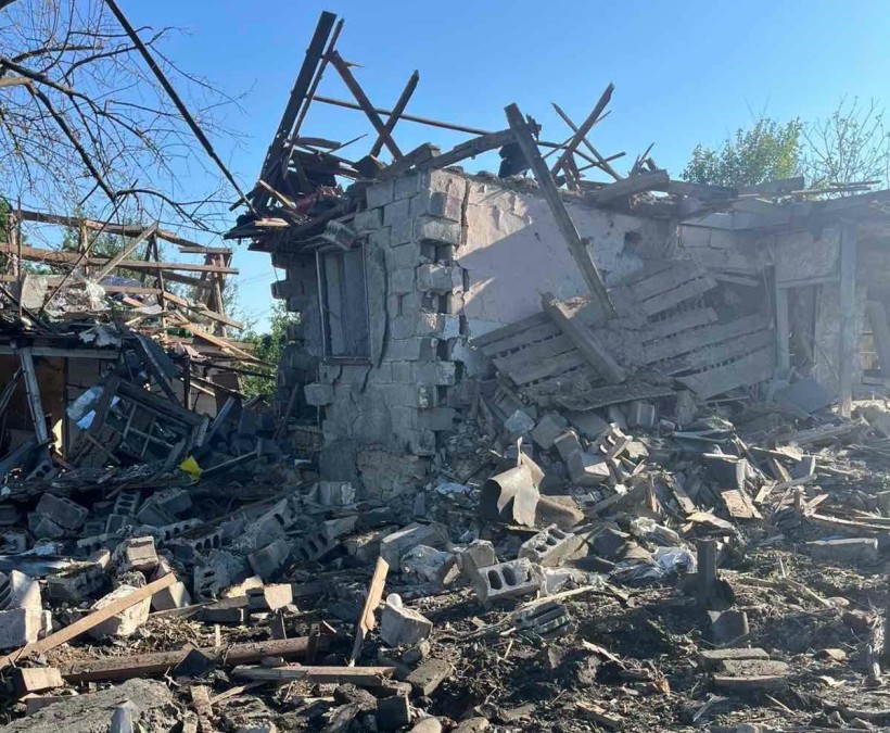 Зруйнований будинок після ворожого обстрілу