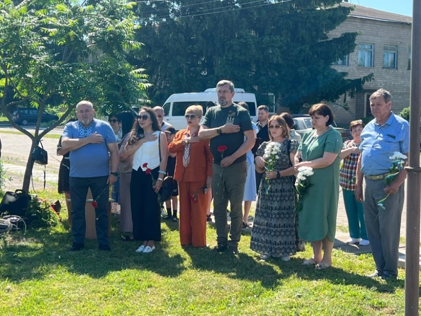 Учасники відкриття Алеї пам'яті виконують гімн