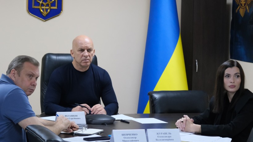 Вадим Філашкін, Олександр Шевченко та Олександра Журавель обговорюють з профільними фахівцями облдержадміністрації механізми підтримки колишніх полонених