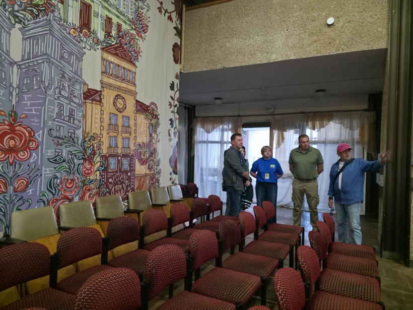 Заступник голови Донецької облдержадміністрації Олександр Шевченко оглядає приміщення центру